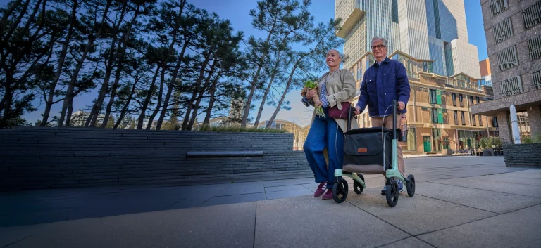 rollz-air-mint-green-rollator-walking-through-a-city