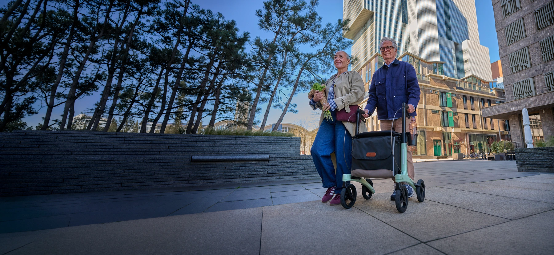 rollz-air-mint-green-rollator-walking-through-a-city